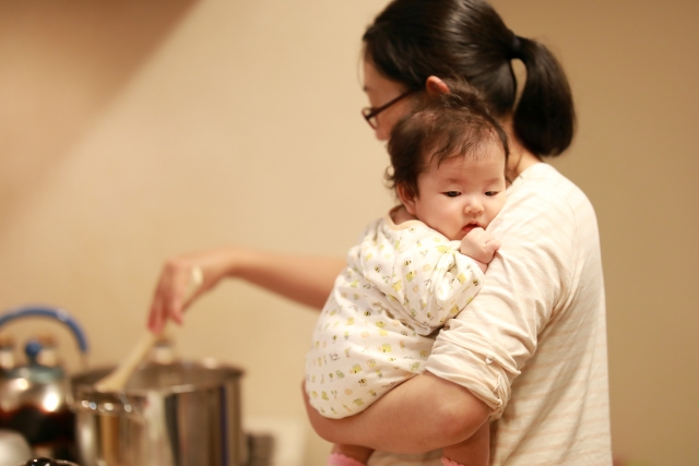 赤ちゃんを抱っこしながら料理する