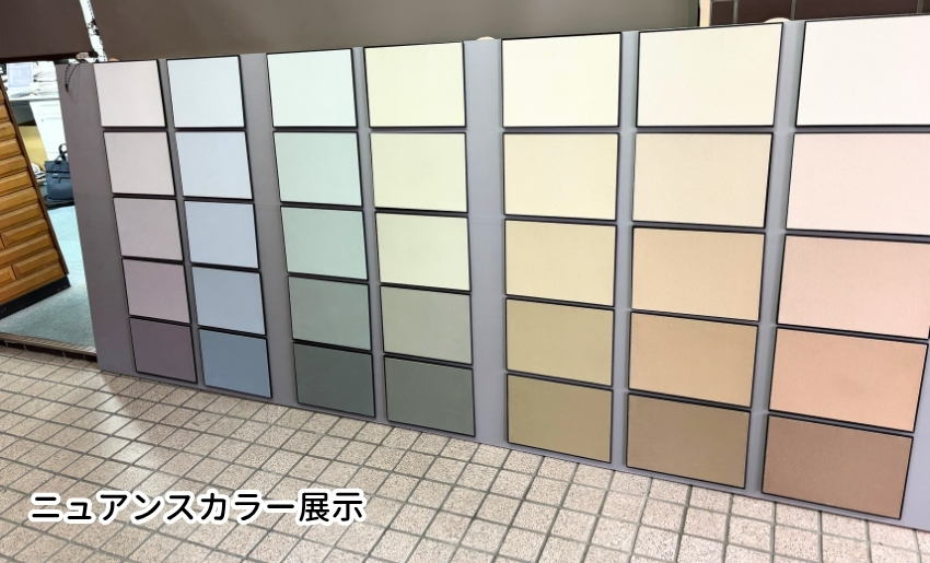 ニュアンスカラーの展示がお出迎え