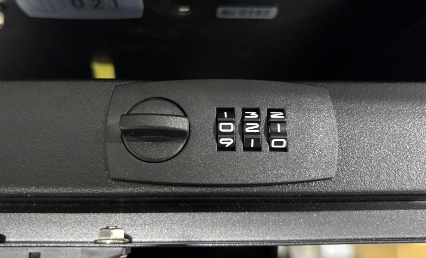 ツマミと数字を合わせる複合コンビネーションタイプのダイヤル錠