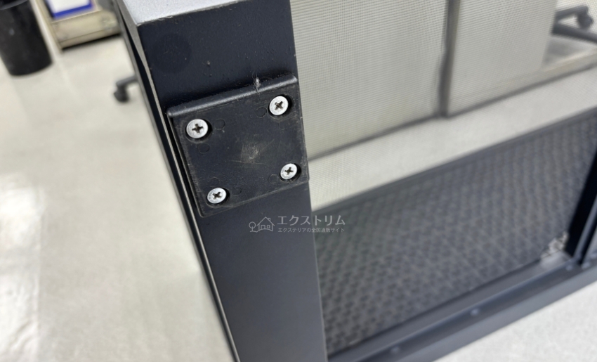 ソファーの脚部には傷防止とガタツキ防止の樹脂をセット