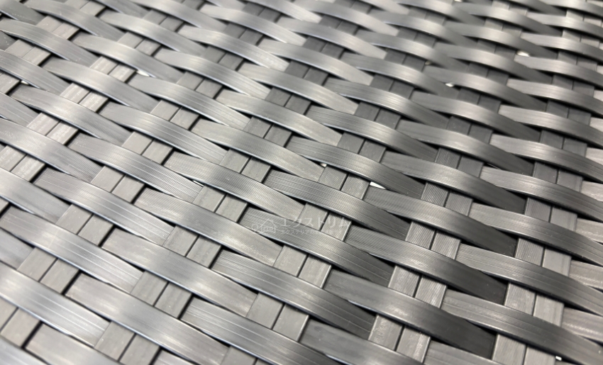 フラットで幅広なラウコードに変更。よりモダンな印象に。