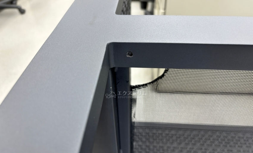 屋外への設置を前提としているので、水抜き穴もしっかり開いている。