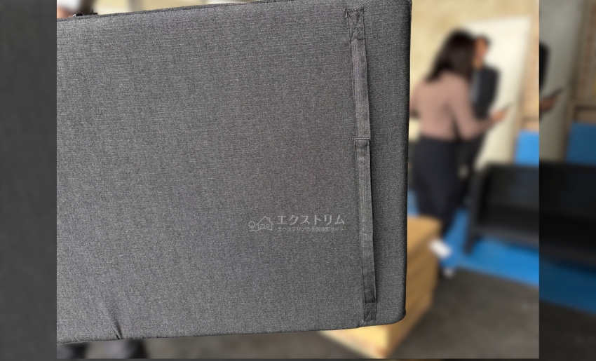 新色のクッション。バンドをフィールズの座面に開いている穴に通して固定する。