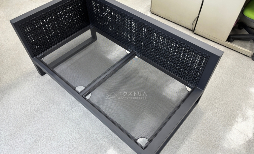 弾力性のある細かいメッシュネットが固定されている。四隅の穴はクッションについている固定用のバンドを通す用。