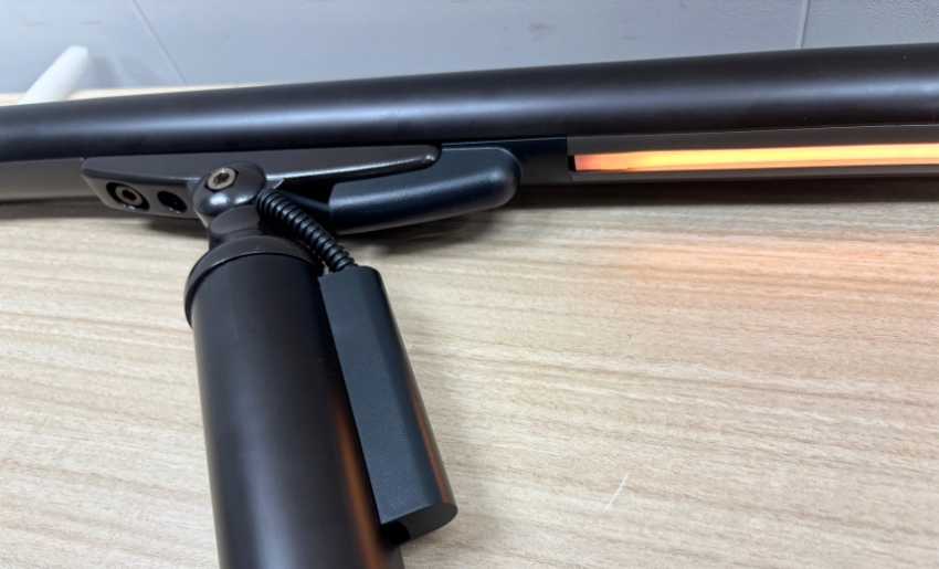 リクシル スリムシームレスラインライトの電源は柱の内部を通す設計