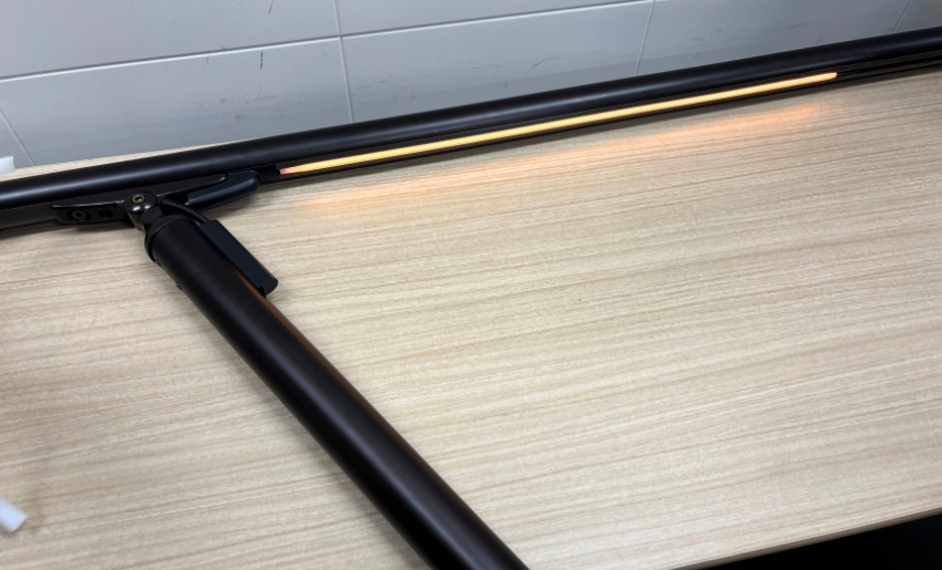 リクシル スリムシームレスラインライトを手すりに仕込んだ写真