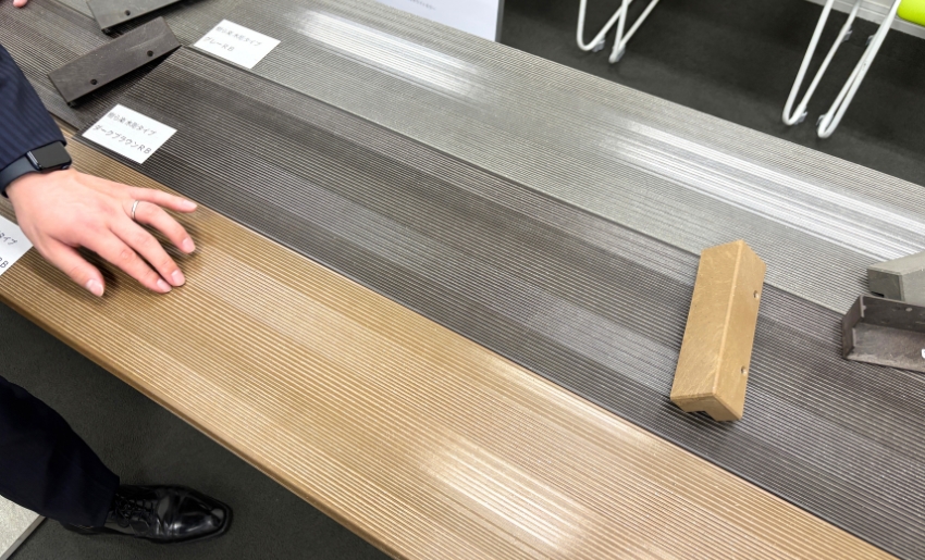 リクシル 樹ら楽 木彫タイプ 全体的に表面はテカテカしている印象