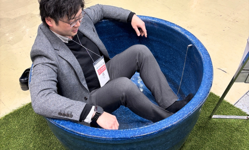 建築・建材展2026 展示風景 ハネノバス 丸型φ1000×H500に実際に入った様子