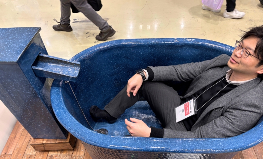 建築・建材展2026 展示風景 ハネノバス 小判型W1200に実際に入った様子