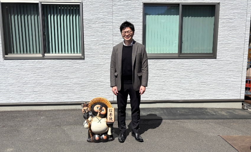 表札たぬきと豊島が並んでみました。