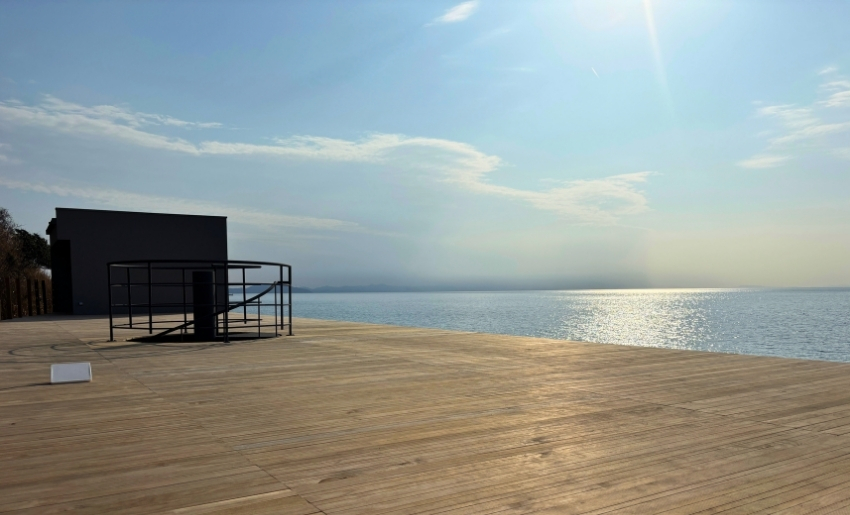 淡路島のヴィラS.EAVES（エスイーブス）には屋上デッキでバーベキューも可能