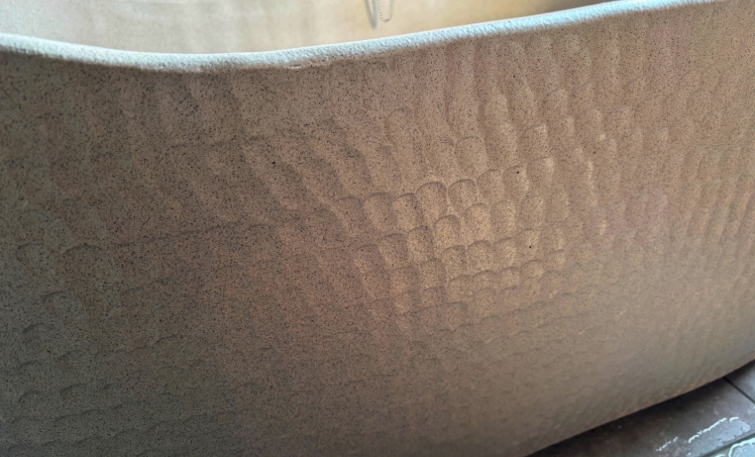 淡路島のヴィラS.EAVES（エスイーブス）に採用された信楽焼浴槽 一つ一つ手作業でつけられた模様