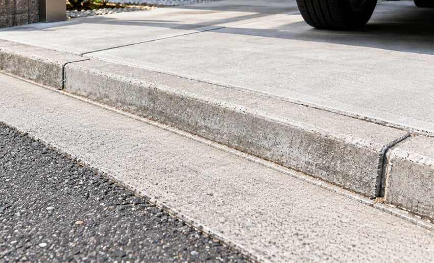 道路と駐車場の間にある段差