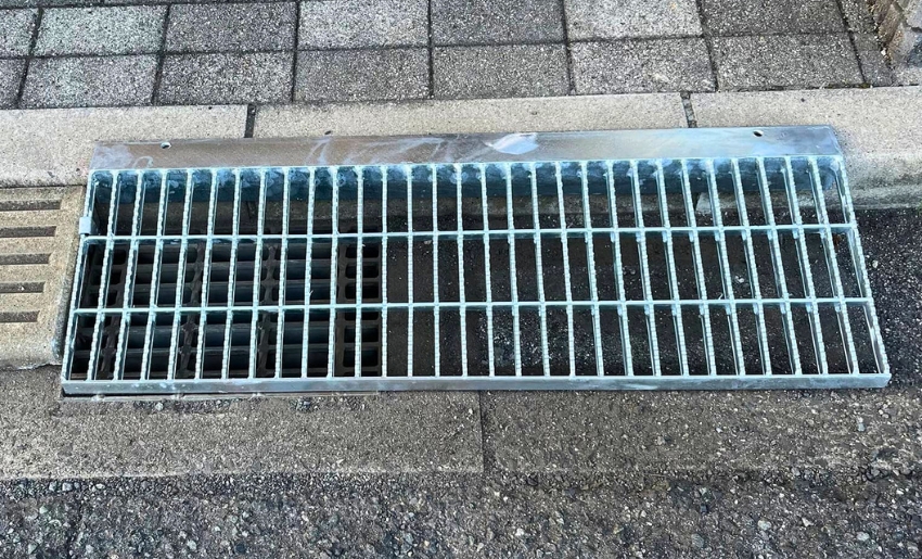 鋼板製の段差解消グレーチング