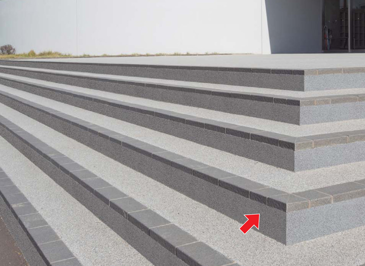 四国化成建材 ゴムチップ舗装材 チップロード立面用 階段の立ち上がり面に