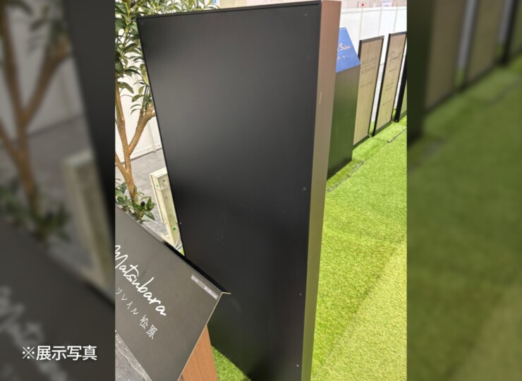 福彫 館銘板・商業サイン 自立式サイン KZ-203 ステンレス切文字＆ステンレスブラック＆アルミフレーム 展示写真