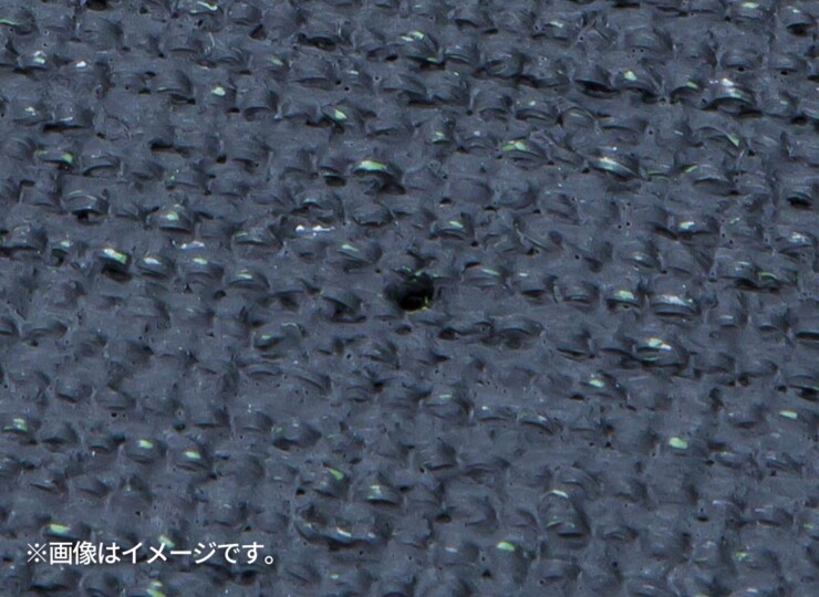 ユニソン クオリティターフ（透水性人工芝）背面の透水穴